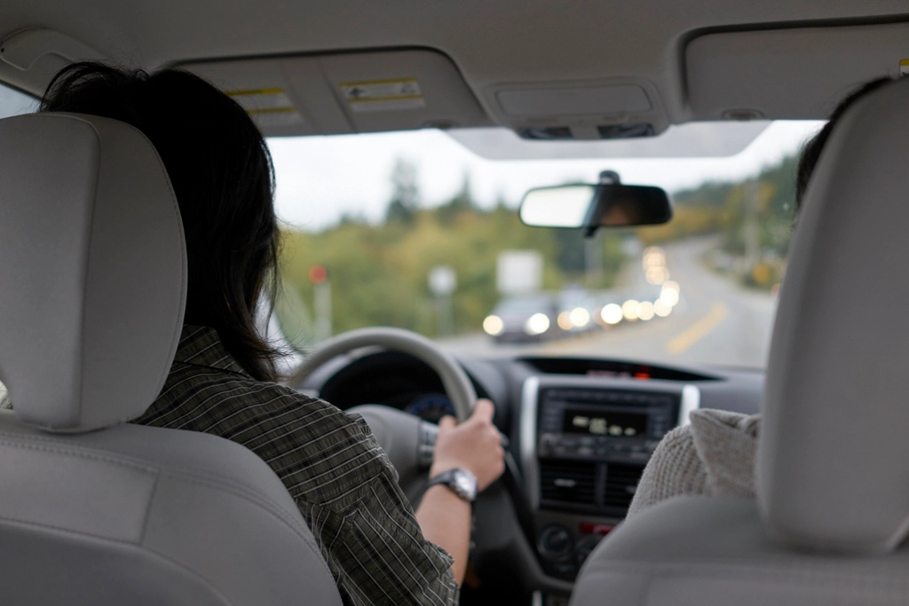 A customer driving a Cars Renta vehicle